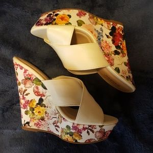 Super cute Bamboo floral wedges